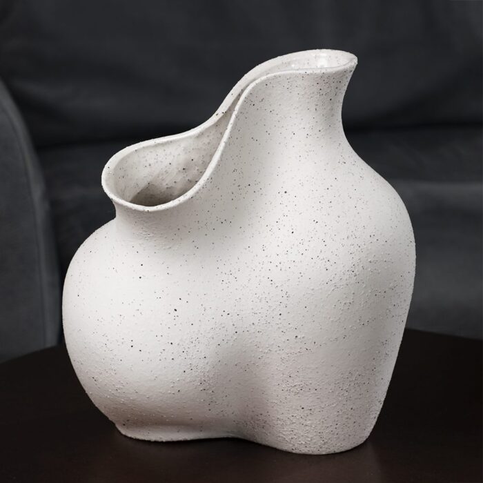 Vaza alba din ceramica still Art Nouveau forma aparte dimensiuni 23x18x26 cm in decor cu fundal negru Althea Blanc brand ourplace