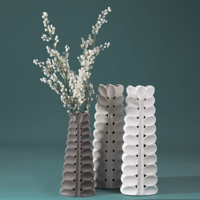 Vaze albe, crem si gri din ceramica cu design special in forma de frunza si finisaj mat dimensiuni 14x8x40 cm NordicLeaf brand ourplace in decor cu fundal verde si cu floare alba