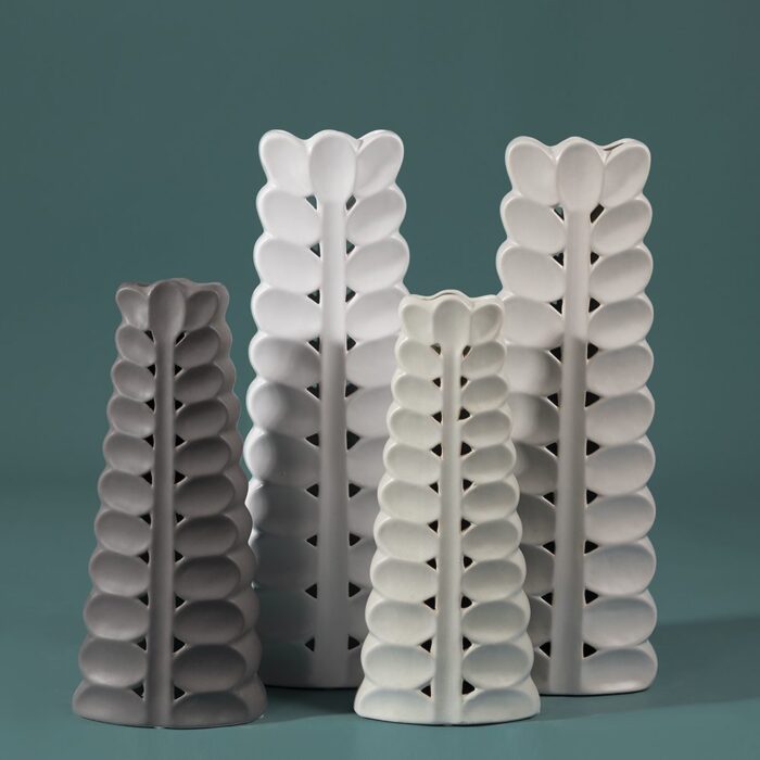 Vaze albe, crem si gri din ceramica cu design special in forma de frunza si finisaj mat dimensiuni 14x8x40 cm NordicLeaf brand ourplace in decor cu fundal verde
