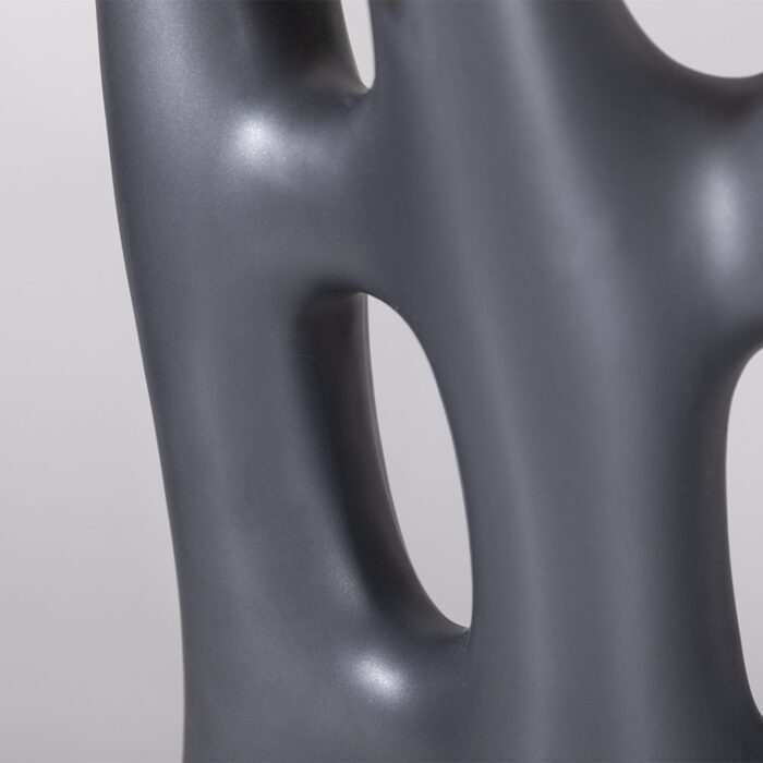 focus detalii Vaza abstracta din ceramica neagra de dimensiuni 41x10x35 cm stil nordic Melanor brand ourplace