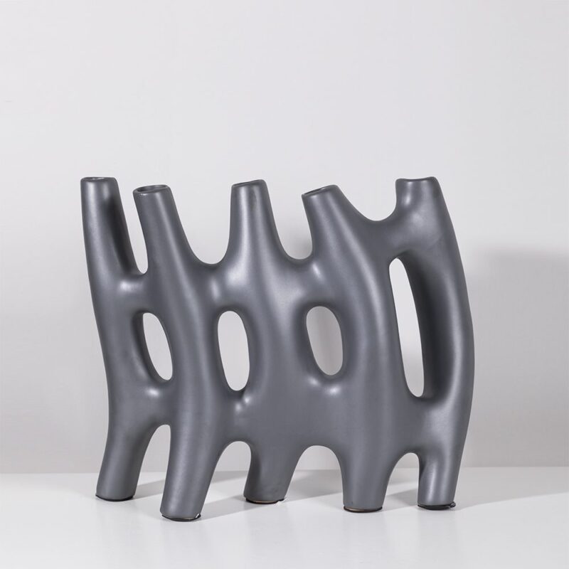 Vaza abstracta din ceramica neagra de dimensiuni 41x10x35 cm stil nordic Melanor brand ourplace in decor du fundal gri