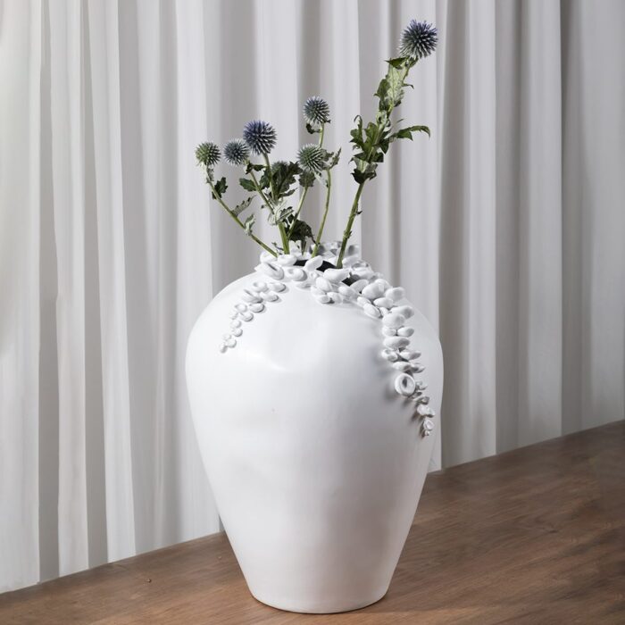 vaza alba din ceramica stil modern rotunjita 29x29x41 cm in decor cu floare uscata brand ourplace