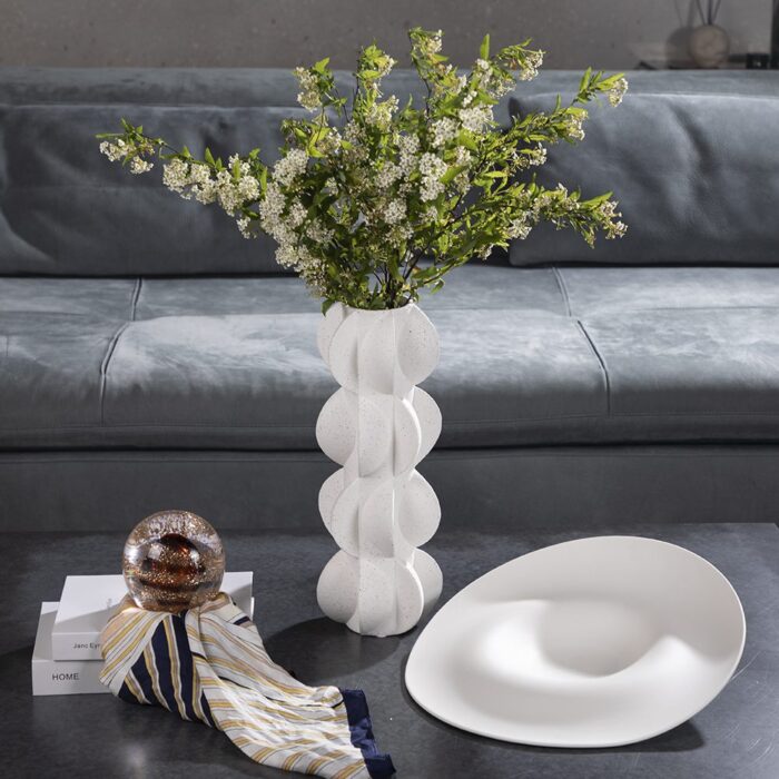 Vaza alba realizată din lut cu textură rugoasă și finisaj mat de dimensiuni 14x14x37.5 cm in decor cu alte obiecte decorative si cu flori Snow Matte brand ourplace