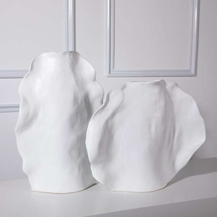 Vaze albe din ceramica Bianca Petite Bianca Grande de dimensiuni 50x13x41 cm 36x16x51 cm brand ourplace stil modern minimalist finisaj mat obiect decorativ in decor alb