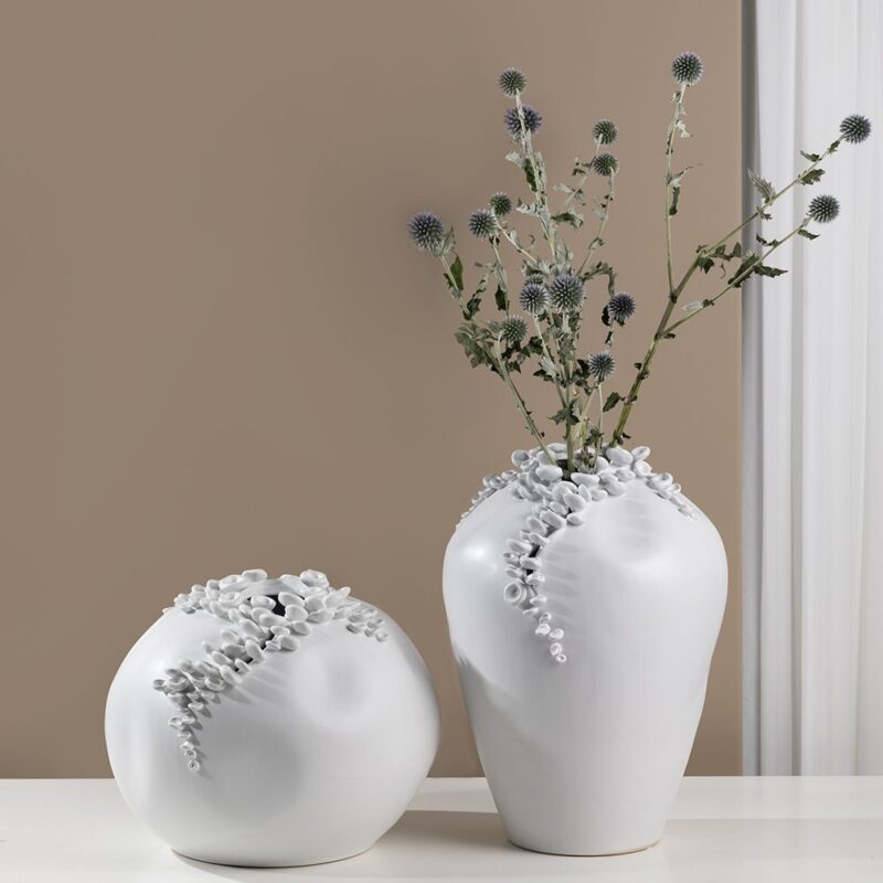 vaze albe din ceramica stil modern rotunjita si ovala in decor cu floare uscata brand ourplace