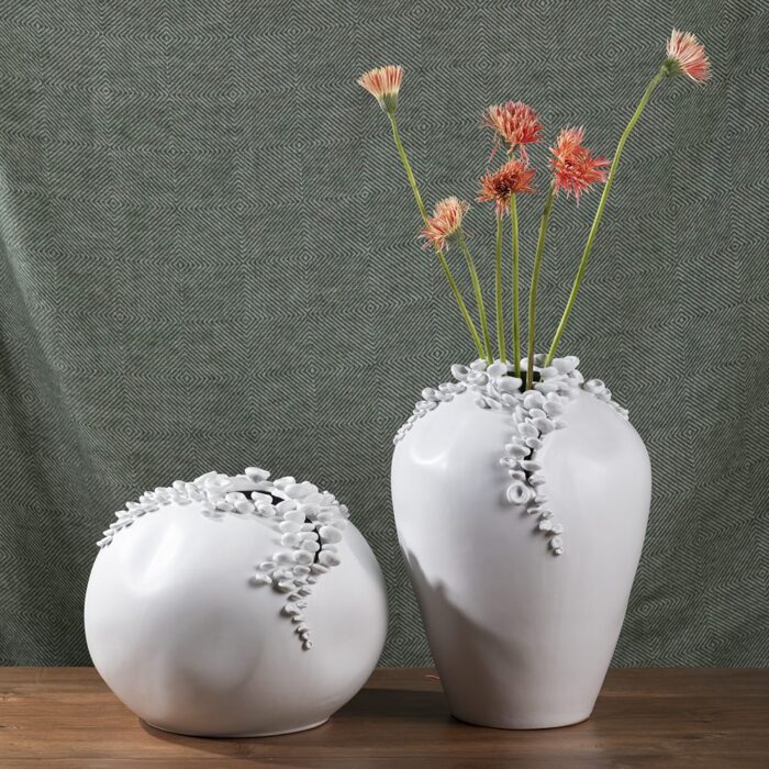 vaze albe din ceramica stil modern rotunjita si ovala in decor verde cu floare uscata brand ourplace